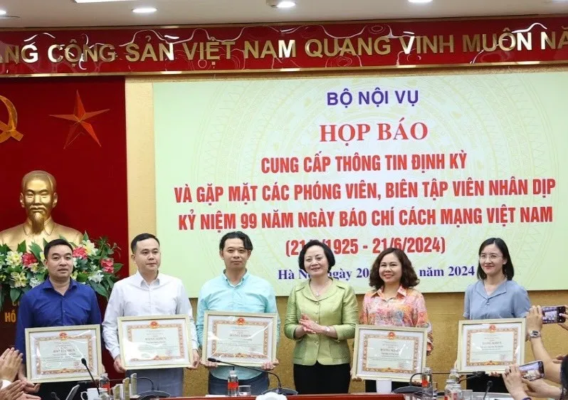 Bộ Nội vụ tập trung tổ chức triển khai thực hiện cải cách tiền lương từ ngày 1/7/2024 - Ảnh 2.