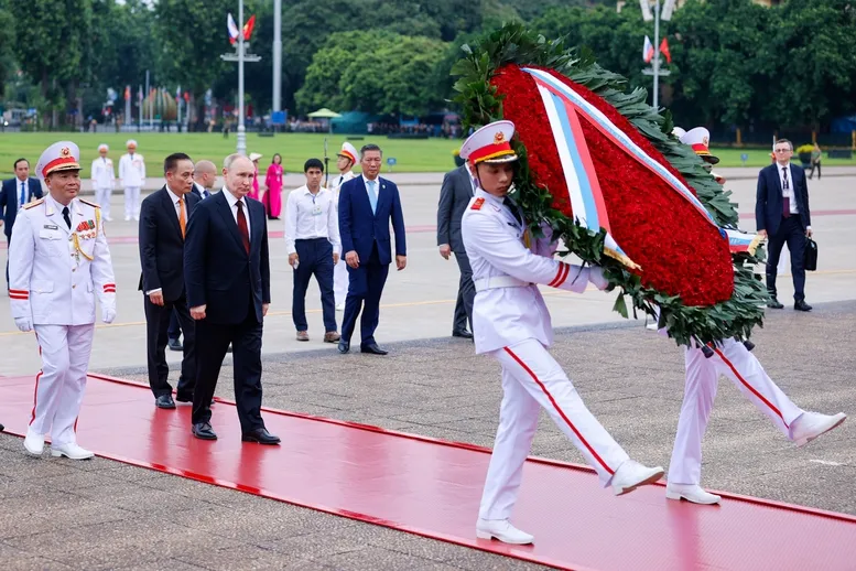 Tổng thống Nga Vladimir Putin vào Lăng viếng Chủ tịch Hồ Chí Minh - Ảnh 1.