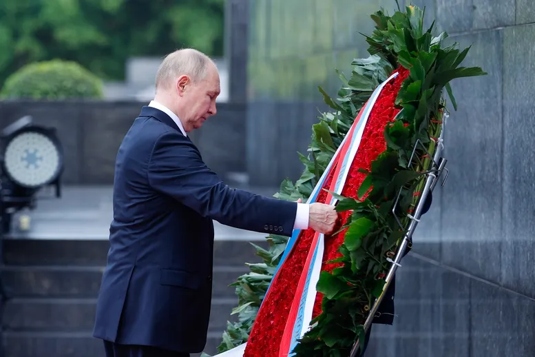 Tổng thống Nga Vladimir Putin vào Lăng viếng Chủ tịch Hồ Chí Minh - Ảnh 2.