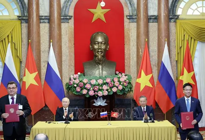 Chủ tịch nước Tô Lâm và Tổng thống Nga Vladimir Putin chứng kiến trao văn kiện hợp tác - Ảnh 2.