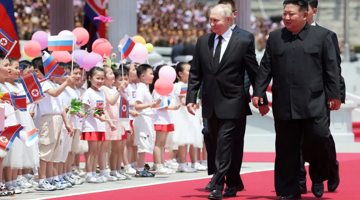 Tổng thống Putin và Chủ tịch Kim Jong-un thay nhau lái xe limousine do Nga sản xuất - Ảnh 1.