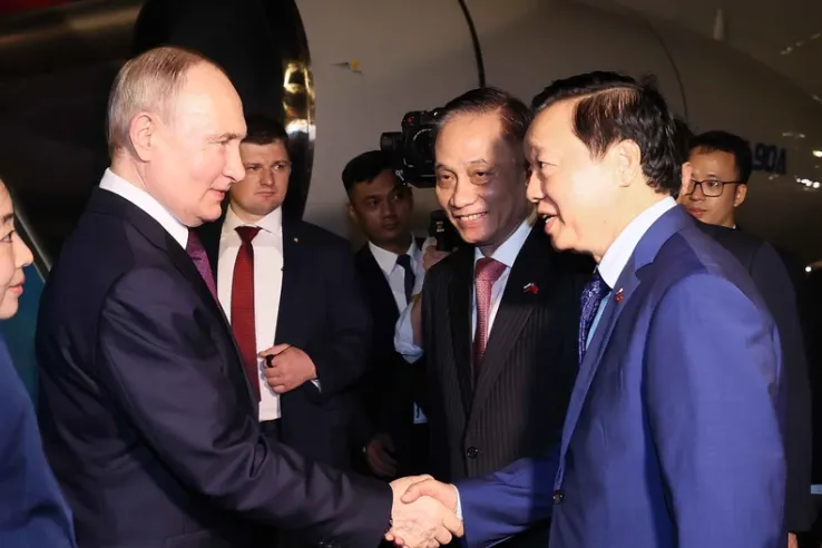 Tổng thống Nga Vladimir Putin đến Hà Nội, bắt đầu thăm cấp Nhà nước tới Việt Nam - Ảnh 3.