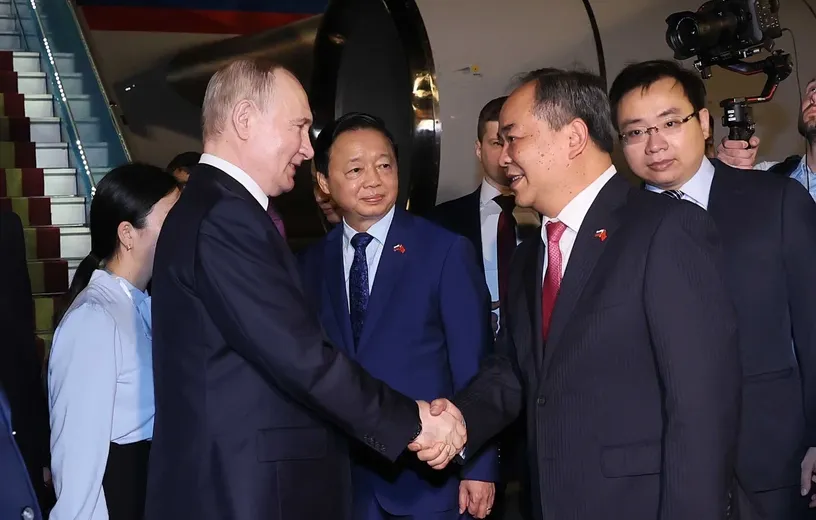 Tổng thống Nga Vladimir Putin đến Hà Nội, bắt đầu thăm cấp Nhà nước tới Việt Nam - Ảnh 4.