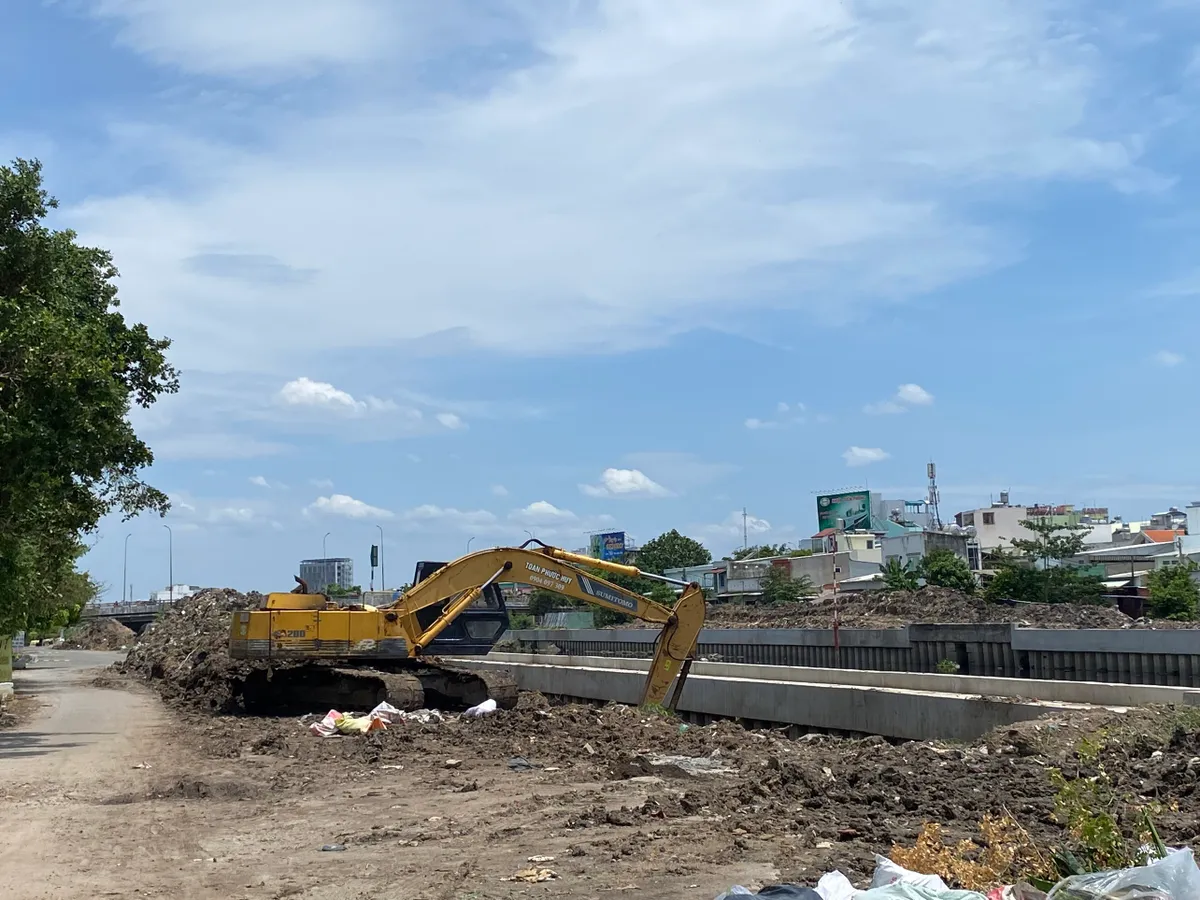 TP Hồ Chí Minh: Người dân sống gần kênh Tham Lương vẫn chịu trận vì mùi hôi và rác thải - Ảnh 5.