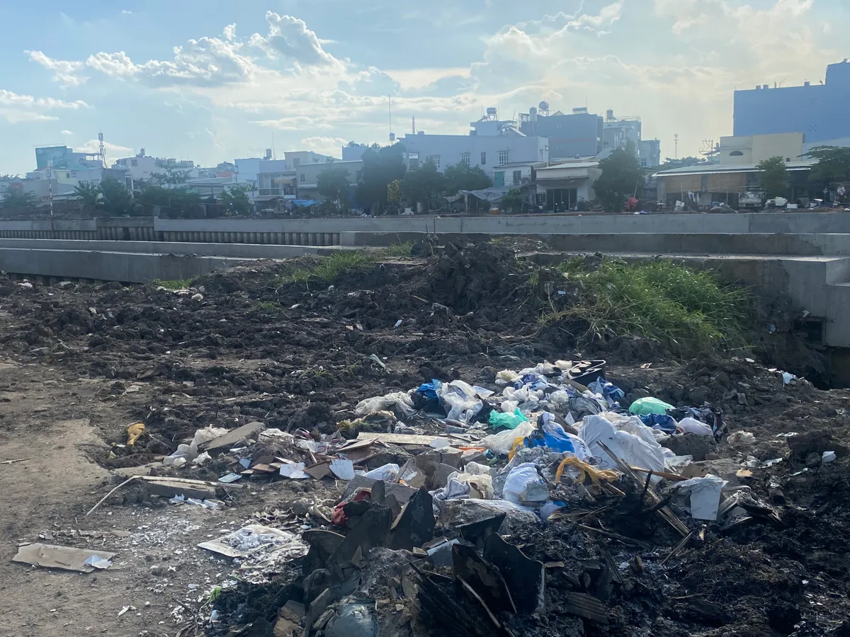 TP Hồ Chí Minh: Người dân sống gần kênh Tham Lương vẫn chịu trận vì mùi hôi và rác thải - Ảnh 1.