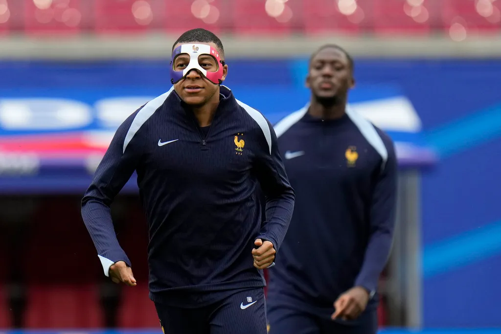 Euro 2024: Kylian Mbappé tập luyện với mặt nạ - huấn luyện viên Pháp tự tin ngôi sao sẽ đối đầu hà lan - Ảnh 1. Euro 2024: Kylian Mbappé tập luyện với mặt nạ - huấn luyện viên Pháp tự tin ngôi sao sẽ đối đầu hà lan - Ảnh 1.