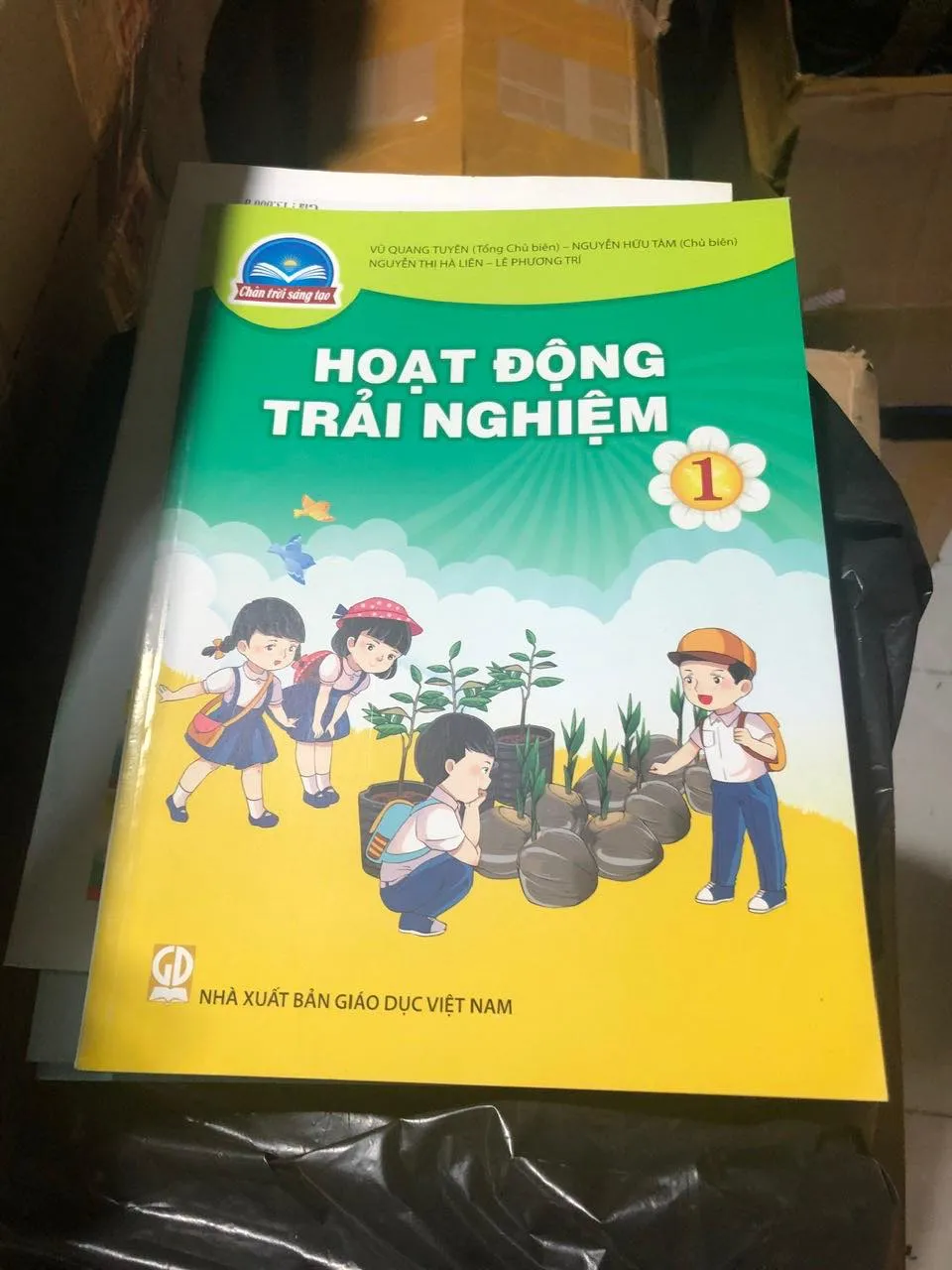 Triệt phá đường dây sản xuất, buôn bán 4 triệu sách giáo khoa giả - Ảnh 2.