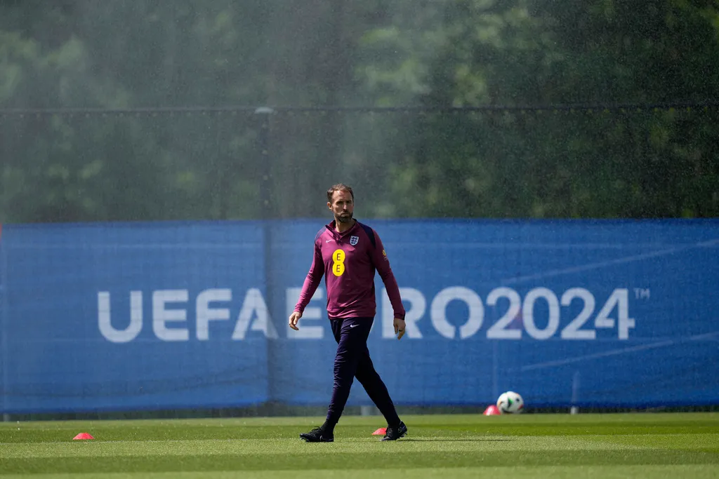 Các HLV thay phiên chỉ trích sân Frankfurt ở Euro 2024, UEFA nói gì? - Ảnh 1. Các HLV thay phiên chỉ trích sân Frankfurt ở Euro 2024, UEFA nói gì? - Ảnh 1.