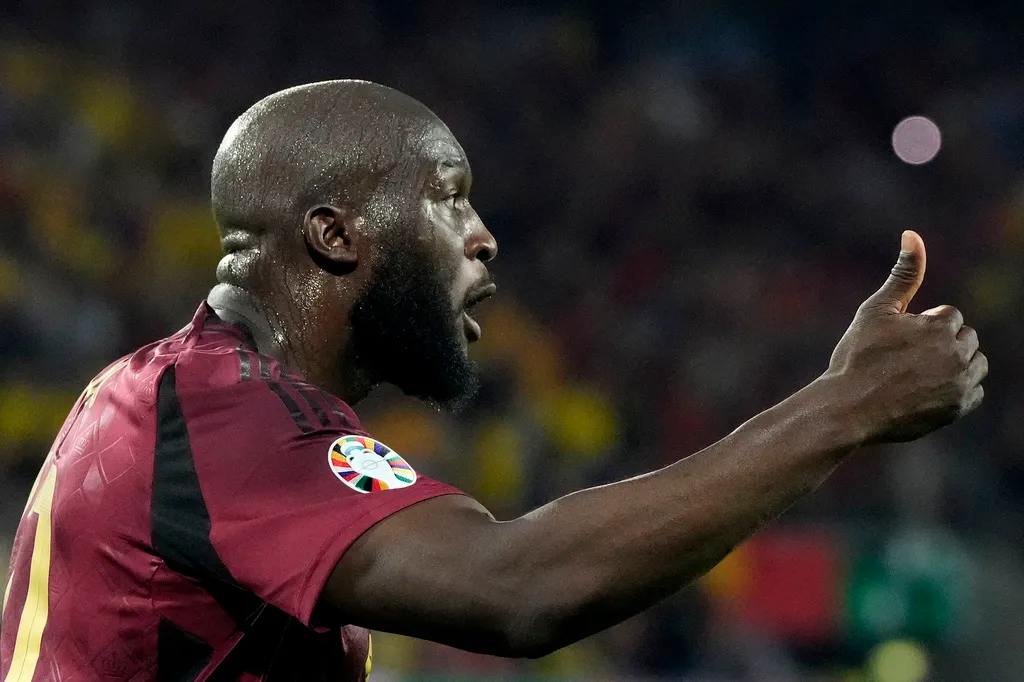 Tuyển Bỉ an ủi Lukaku sau lần thứ 3 bị VAR từ chối bàn thắng - Ảnh 2. Tuyển Bỉ an ủi Lukaku sau lần thứ 3 bị VAR từ chối bàn thắng - Ảnh 2.
