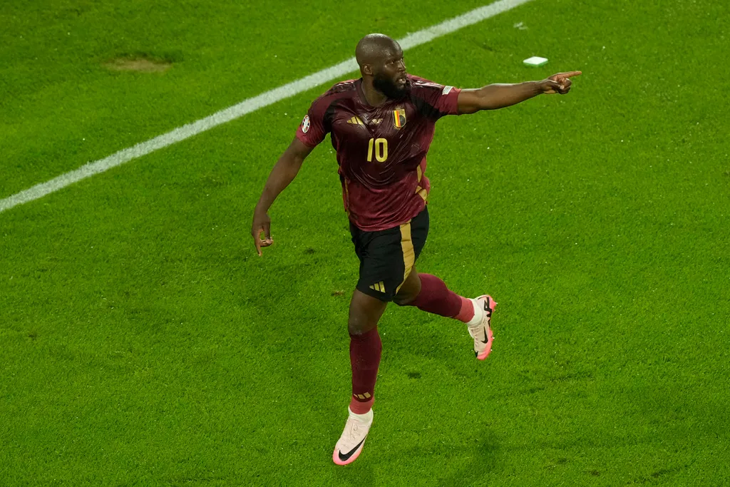 Tuyển Bỉ an ủi Lukaku sau lần thứ 3 bị VAR từ chối bàn thắng - Ảnh 1. Tuyển Bỉ an ủi Lukaku sau lần thứ 3 bị VAR từ chối bàn thắng - Ảnh 1.