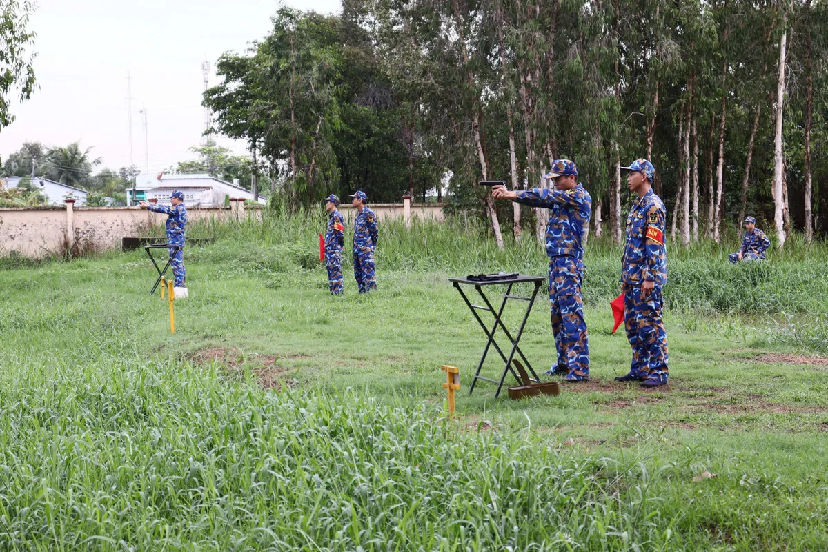 Hải qu&acirc;n kiểm tra bắn đạn thật s&uacute;ng K54 v&agrave; s&uacute;ng tiểu li&ecirc;n AK  - Ảnh 1.