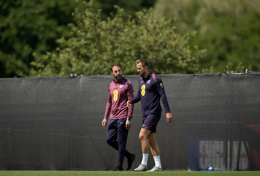 HLV Southgate và ĐT Anh bị chỉ trích sau màn trình diễn thiếu thuyết phục tại Euro 2024 - Ảnh 1. HLV Southgate và ĐT Anh bị chỉ trích sau màn trình diễn thiếu thuyết phục tại Euro 2024 - Ảnh 1.