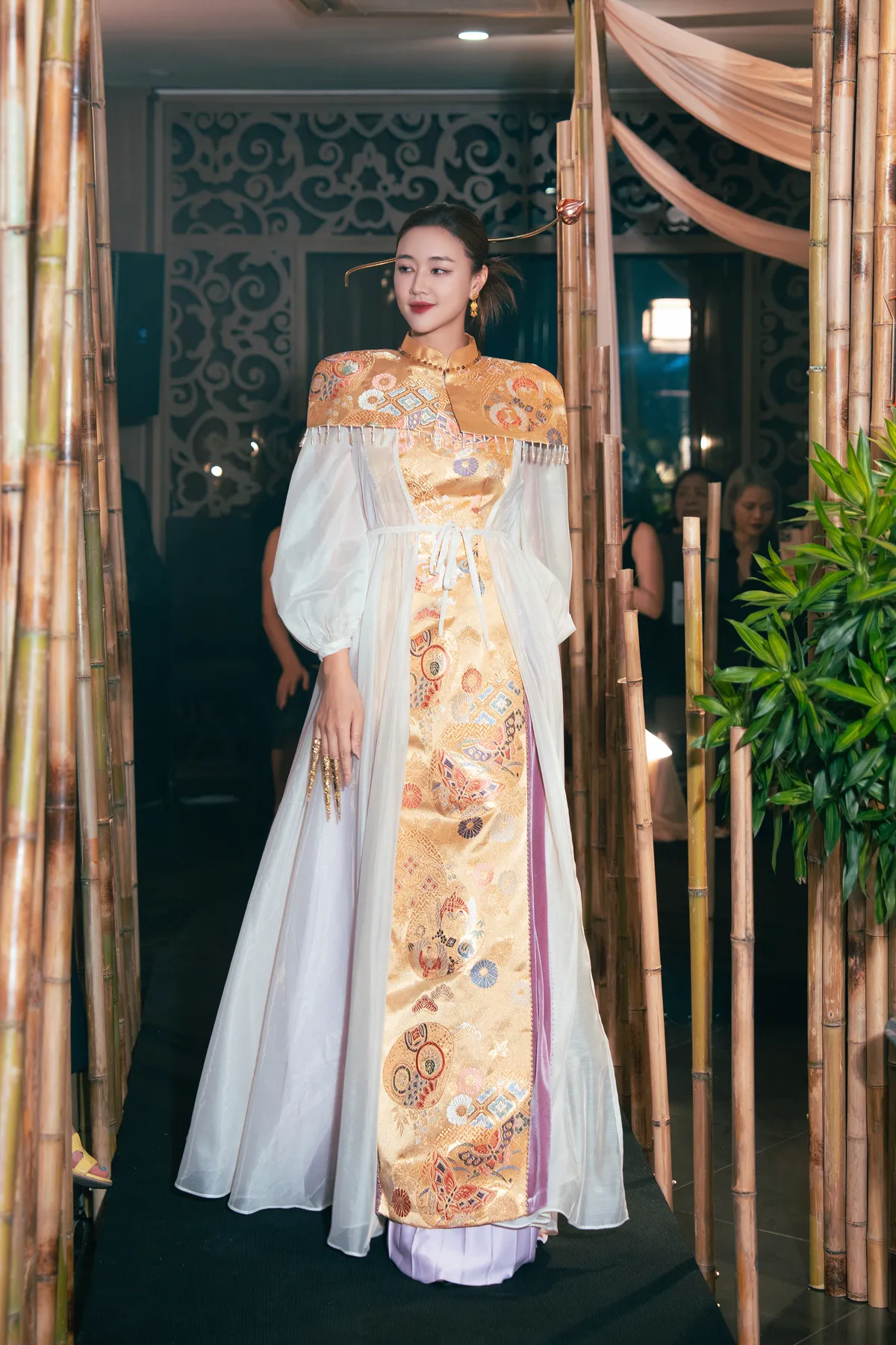 May A trở lại s&agrave;n diễn thời trang sau 17 năm - Ảnh 1.