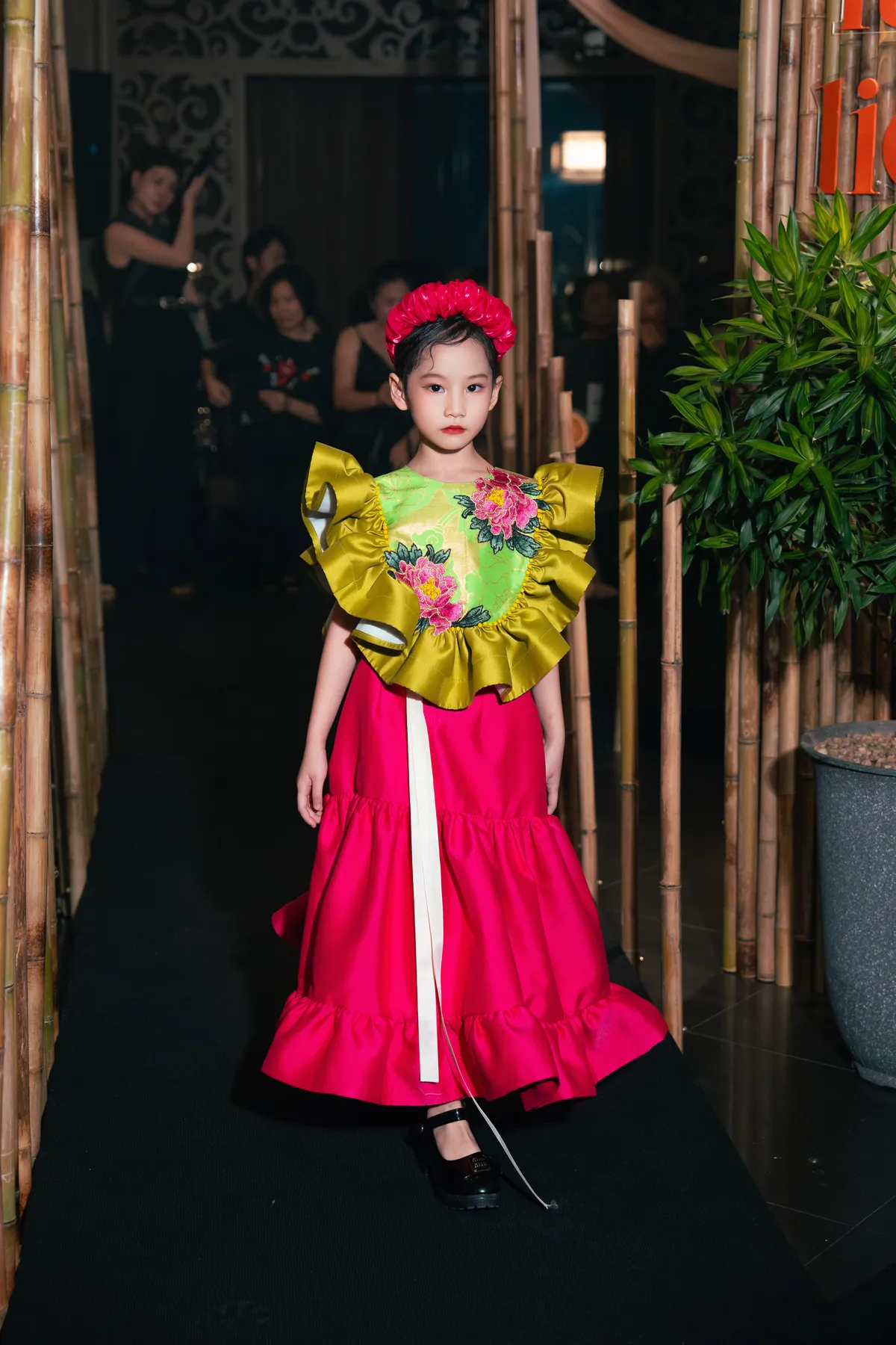 May A trở lại s&agrave;n diễn thời trang sau 17 năm - Ảnh 5.