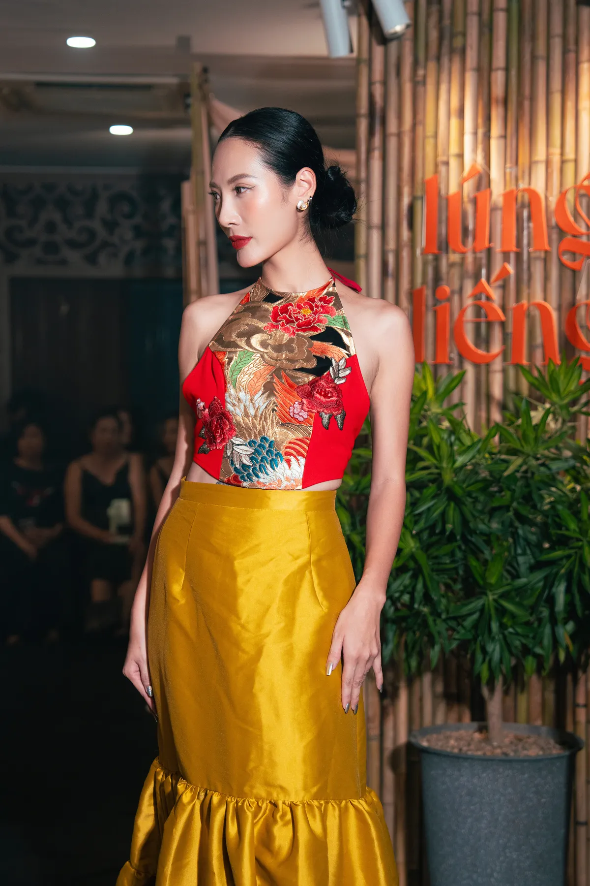 May A trở lại s&agrave;n diễn thời trang sau 17 năm - Ảnh 4.