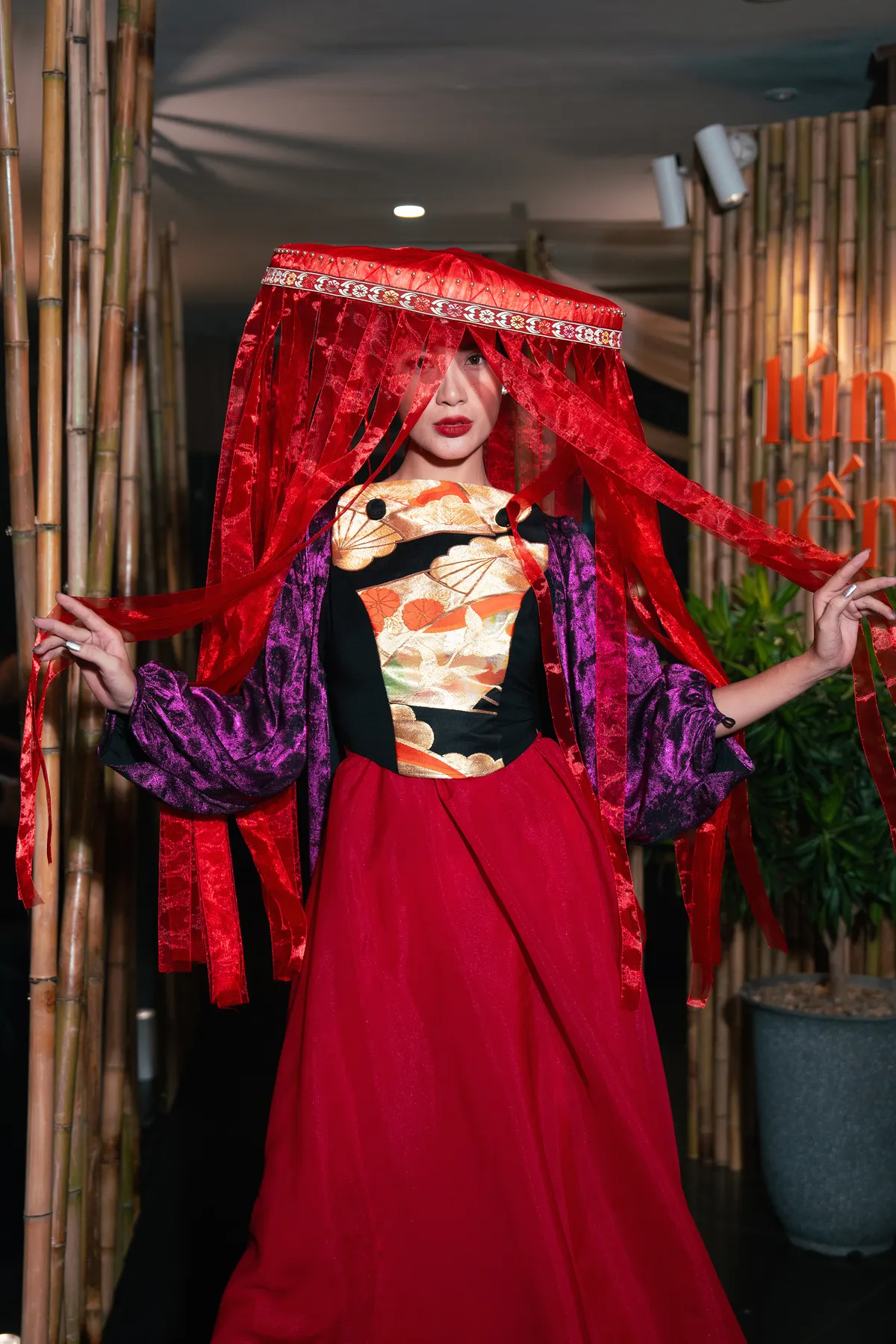 May A trở lại s&agrave;n diễn thời trang sau 17 năm - Ảnh 3.