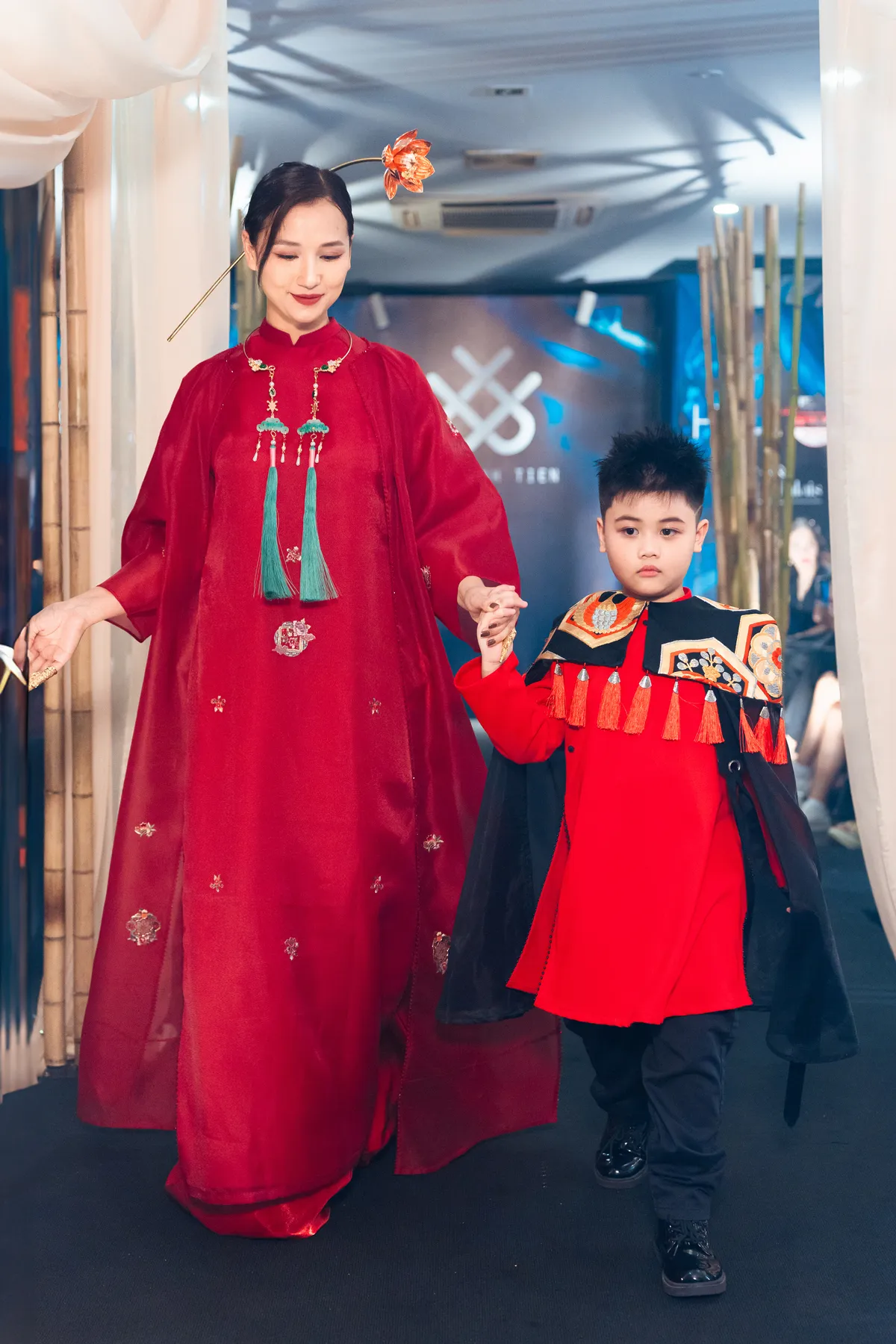 May A trở lại s&agrave;n diễn thời trang sau 17 năm - Ảnh 2.