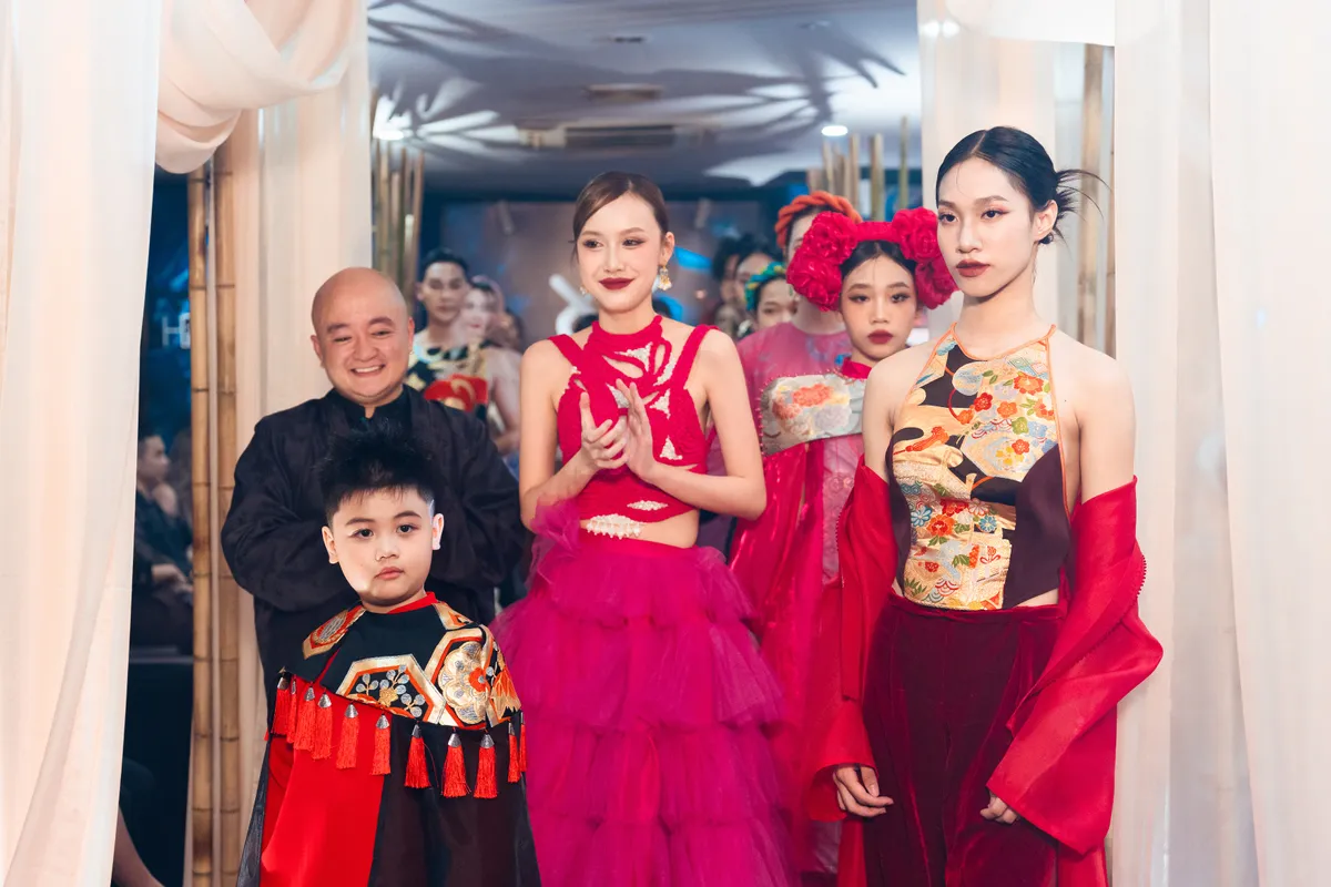 May A trở lại s&agrave;n diễn thời trang sau 17 năm - Ảnh 6.