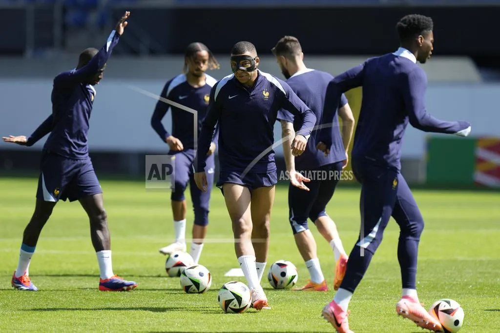 Kylian Mbappé làm quen với mặt nạ mới trước trận gặp Ba Lan - Ảnh 1. Kylian Mbappé làm quen với mặt nạ mới trước trận gặp Ba Lan - Ảnh 1.