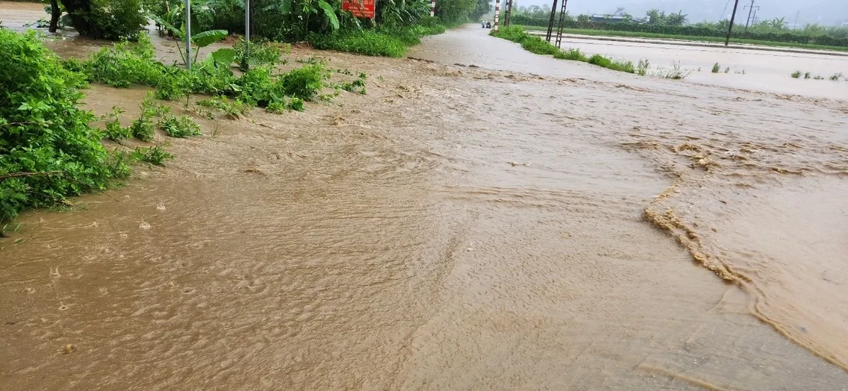 Mưa lớn gây ngập úng, sạt lở ở Lào Cai - Ảnh 6.