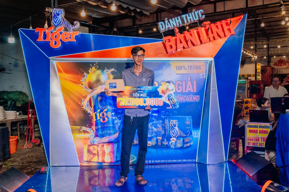 Tr&uacute;ng 20 triệu ngay trong đ&aacute;m tiệc, người đ&agrave;n &ocirc;ng bất ngờ kh&ocirc;ng tin l&agrave; sự thật - Ảnh 2.