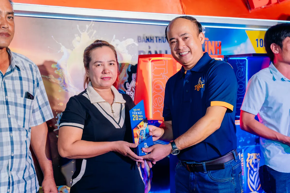 Tr&uacute;ng 20 triệu ngay trong đ&aacute;m tiệc, người đ&agrave;n &ocirc;ng bất ngờ kh&ocirc;ng tin l&agrave; sự thật - Ảnh 4.