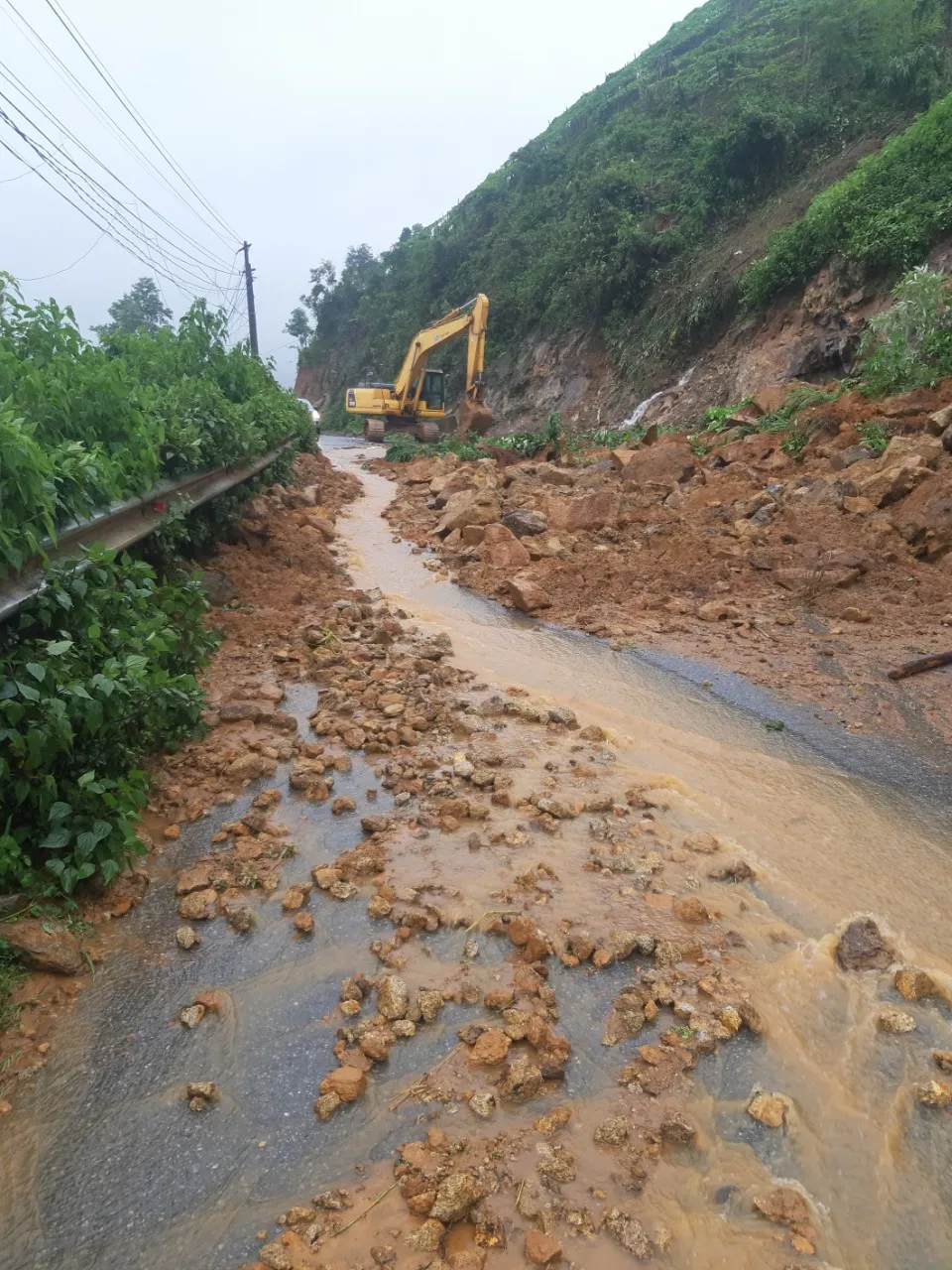 Mưa lớn gây ngập úng, sạt lở ở Lào Cai - Ảnh 3.