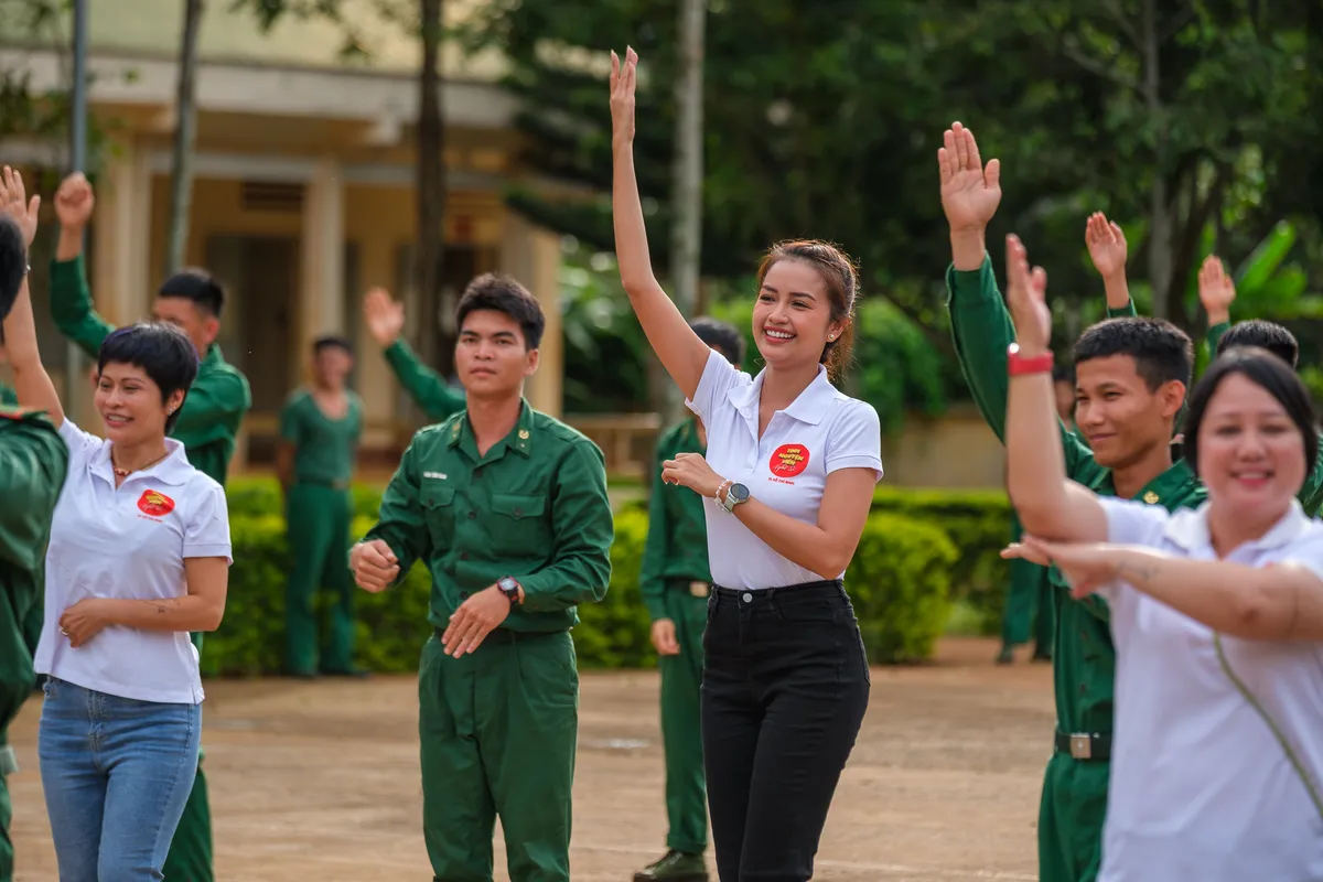 Đội tình nguyện viên nghệ sĩ mang nụ cười đến cho trẻ em Đăk Nông - Ảnh 4.