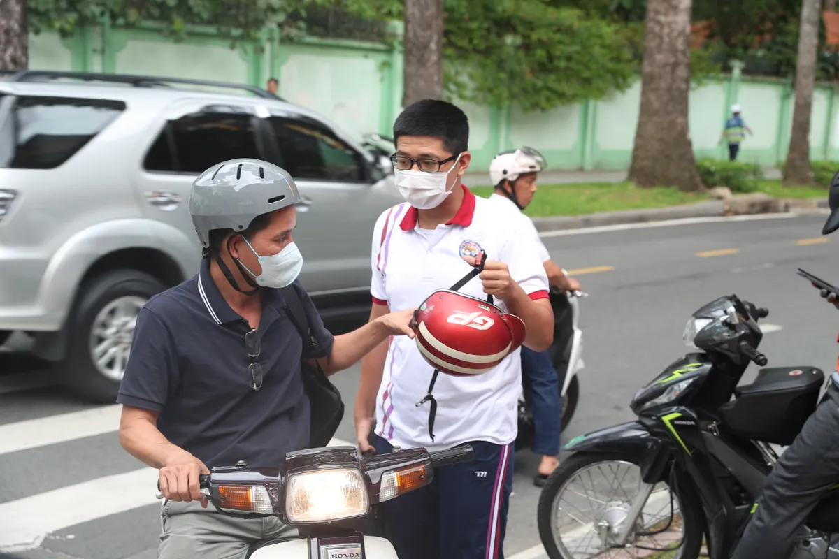 Khoảng 90.000 học sinh TP Hồ Chí Minh làm thủ tục dự thi tốt nghiệp THPT - Ảnh 2.