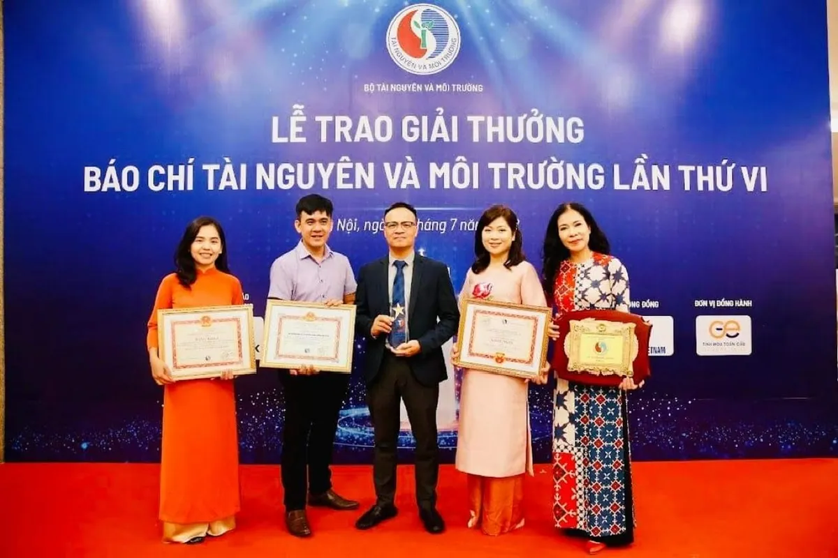 Phóng viên Tùng Thư và Con đường màu xanh - Ảnh 7.