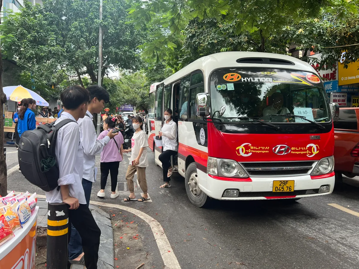 thí sinh Hà Nội tự tin sẵn sàng vào phòng làm thủ tục dự thi kỳ thi THPT Quốc Gia - Ảnh 1.