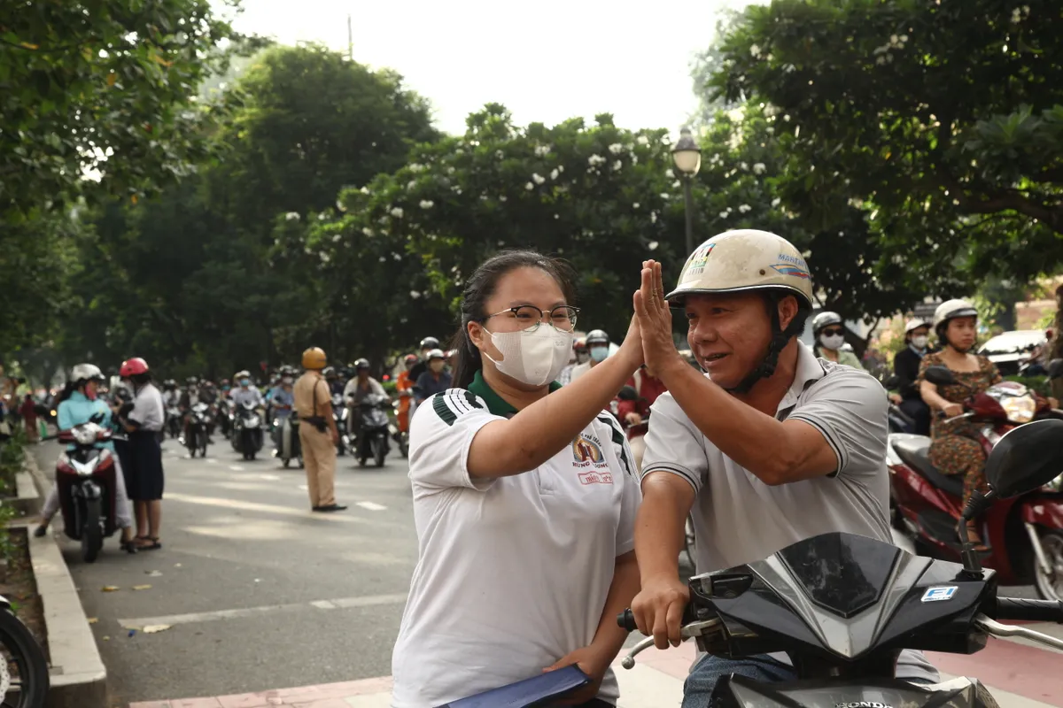 CSGT TP Hồ Chí Minh đảm bảo an toàn cho kỳ thi THPT 2024 - Ảnh 7.