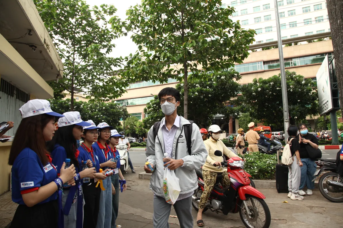 CSGT TP Hồ Chí Minh đảm bảo an toàn cho kỳ thi THPT 2024 - Ảnh 5.