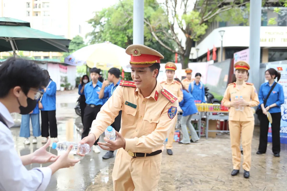 CSGT Hà Nội tiếp sức thí sinh từ sáng sớm - Ảnh 8.