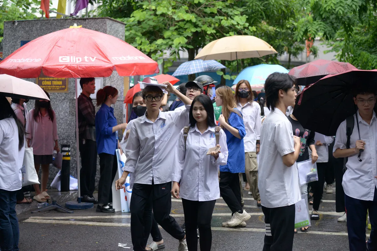 Cõng bạn và những hình ảnh ấn tượng trong buổi thi môn Ngữ văn sáng nay tại Hà Nội - Ảnh 12.