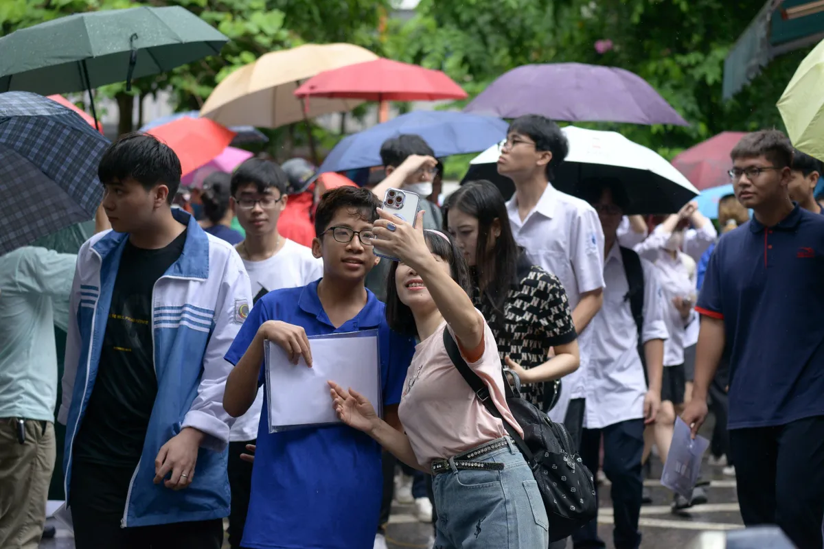 Cõng bạn và những hình ảnh ấn tượng trong buổi thi môn Ngữ văn sáng nay tại Hà Nội - Ảnh 14.