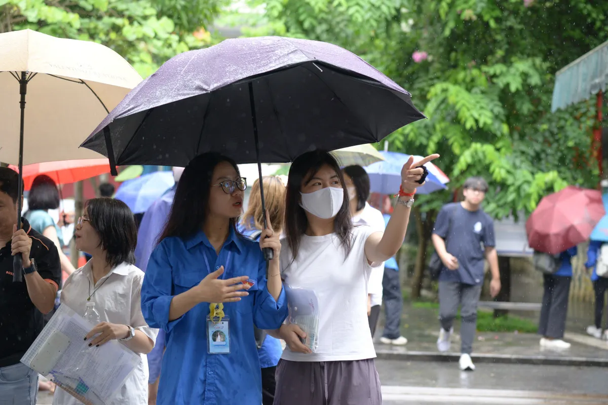 Cõng bạn và những hình ảnh ấn tượng trong buổi thi môn Ngữ văn sáng nay tại Hà Nội - Ảnh 11.