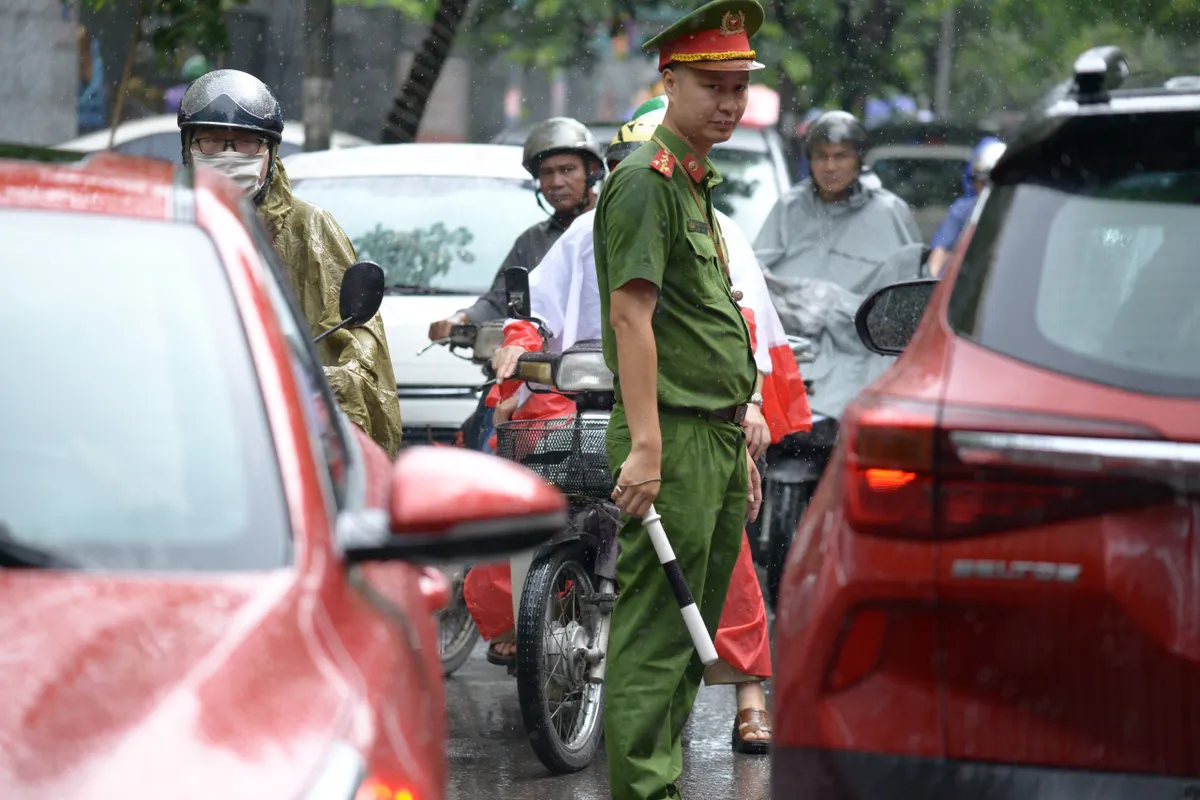 Cõng bạn và những hình ảnh ấn tượng trong buổi thi môn Ngữ văn sáng nay tại Hà Nội - Ảnh 15.