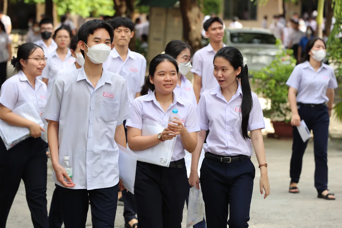 Kh&aacute;nh H&ograve;a: Ng&agrave;y thi đầu ti&ecirc;n diễn ra an to&agrave;n, nghi&ecirc;m t&uacute;c - Phụ huynh thở ph&agrave;o nhẹ nh&otilde;m - Ảnh 1.