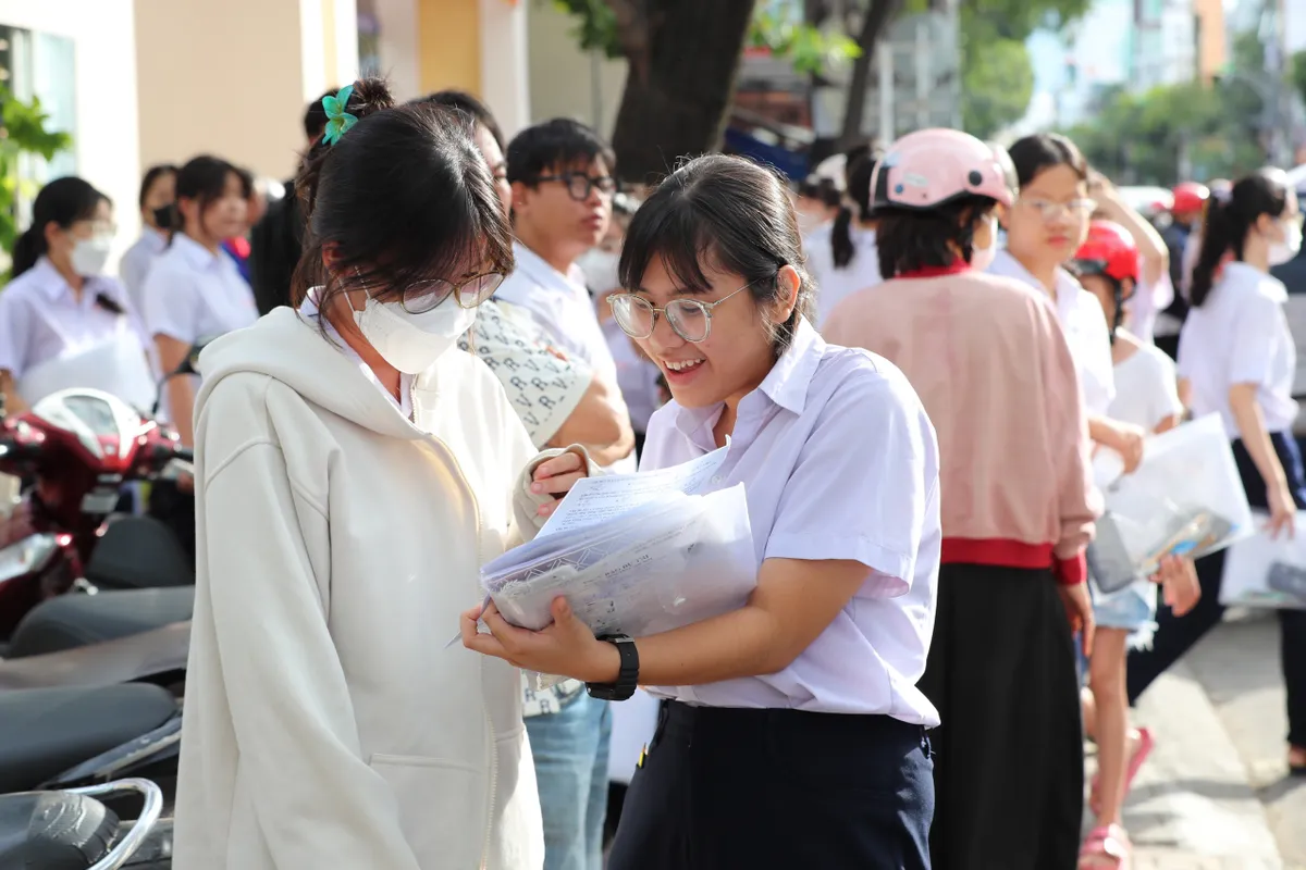 Kh&aacute;nh H&ograve;a: Ng&agrave;y thi đầu ti&ecirc;n diễn ra an to&agrave;n, nghi&ecirc;m t&uacute;c - Phụ huynh thở ph&agrave;o nhẹ nh&otilde;m - Ảnh 6.