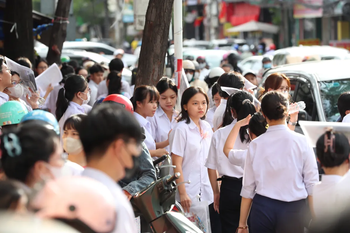 Kh&aacute;nh H&ograve;a: Ng&agrave;y thi đầu ti&ecirc;n diễn ra an to&agrave;n, nghi&ecirc;m t&uacute;c - Phụ huynh thở ph&agrave;o nhẹ nh&otilde;m - Ảnh 2.