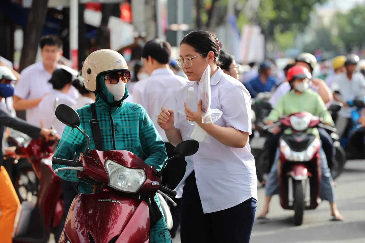Kh&aacute;nh H&ograve;a: Ng&agrave;y thi đầu ti&ecirc;n diễn ra an to&agrave;n, nghi&ecirc;m t&uacute;c - Phụ huynh thở ph&agrave;o nhẹ nh&otilde;m - Ảnh 3.