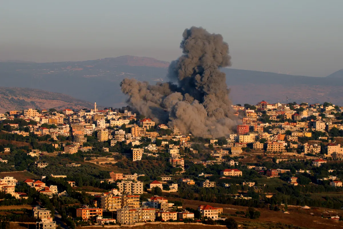 Hezbollah bắn tên lửa vào căn cứ quân sự ở Israel - Ảnh 1.