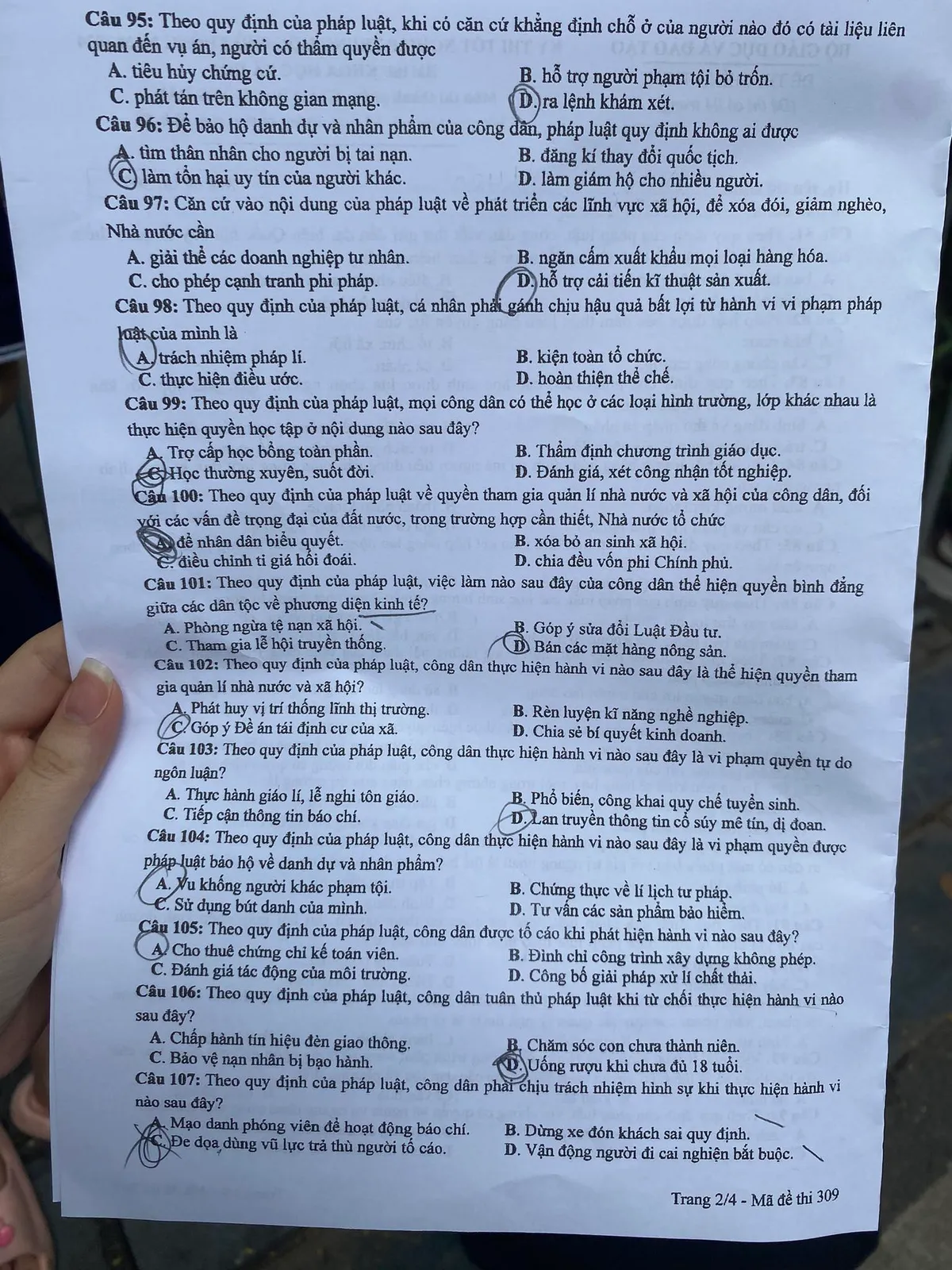 Đề thi và gợi ý đáp án môn Giáo dục công dân - Ảnh 2.