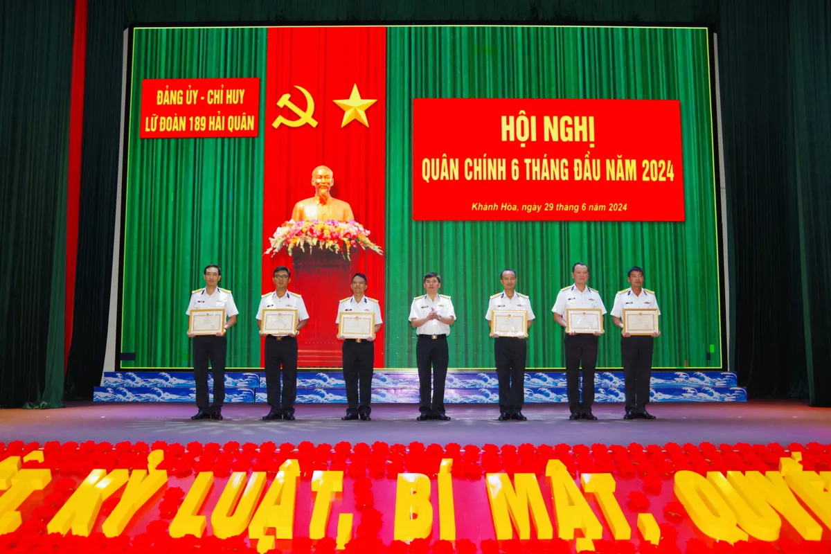 Lữ đo&agrave;n 189 Hải qu&acirc;n ho&agrave;n th&agrave;nh xuất sắc nhiệm vụ 6 th&aacute;ng đầu năm 2024 - Ảnh 2.