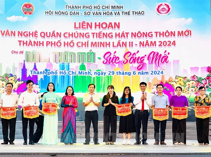 TP Hồ Chí Minh khai mạc Liên hoan văn nghệ quần chúng Tiếng hát nông thôn mới - Ảnh 1.