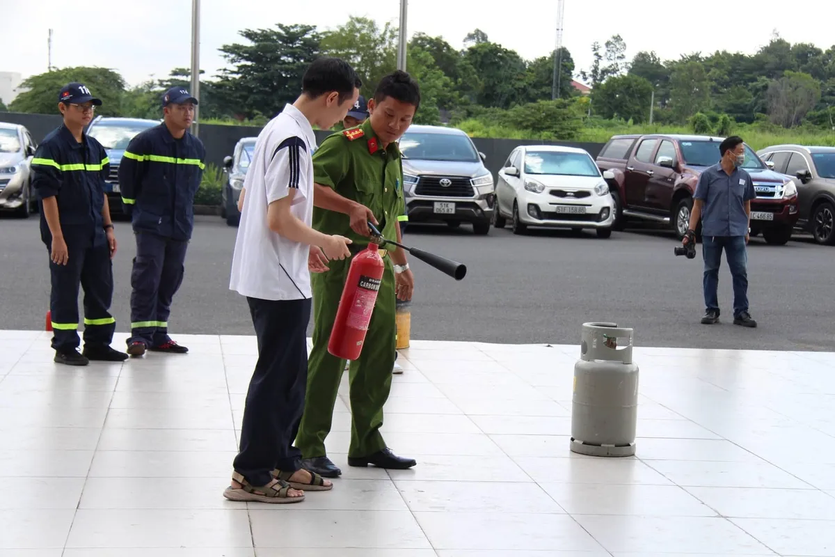 Nhiều hoạt động ý nghĩa tại Ngày hội chiến sĩ tình nguyện xây dựng đô thị “Xanh - sạch đẹp - văn minh - an toàn” - Ảnh 1.