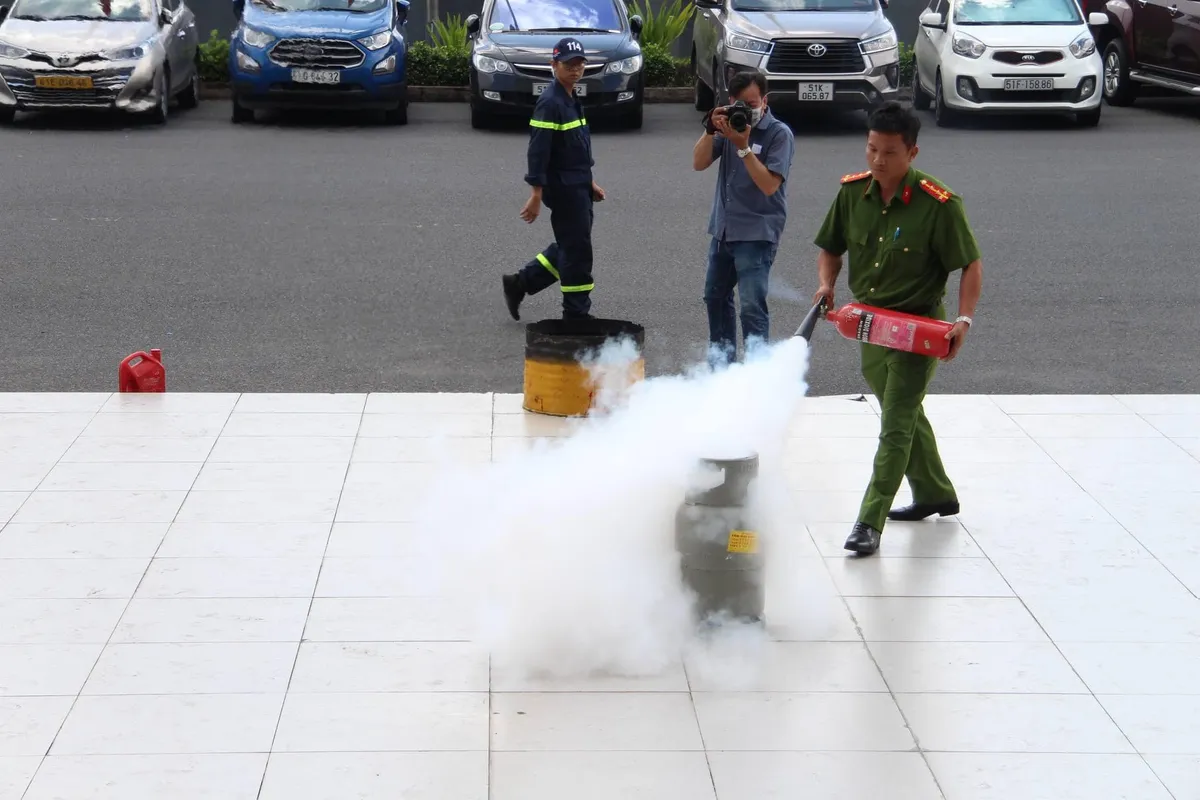 Nhiều hoạt động ý nghĩa tại Ngày hội chiến sĩ tình nguyện xây dựng đô thị “Xanh - sạch đẹp - văn minh - an toàn” - Ảnh 2.