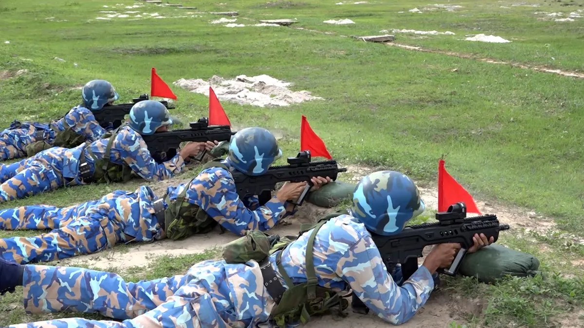 V&ugrave;ng 5 Hải qu&acirc;n kiểm tra bắn đạn thật s&uacute;ng bộ binh năm 2024 - Ảnh 1.