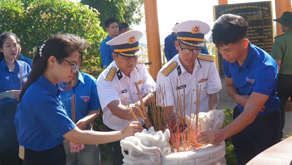 Tuổi trẻ Thừa Thiên Huế hoàn thành hành trình với Biển đảo quê hương - Ảnh 2.